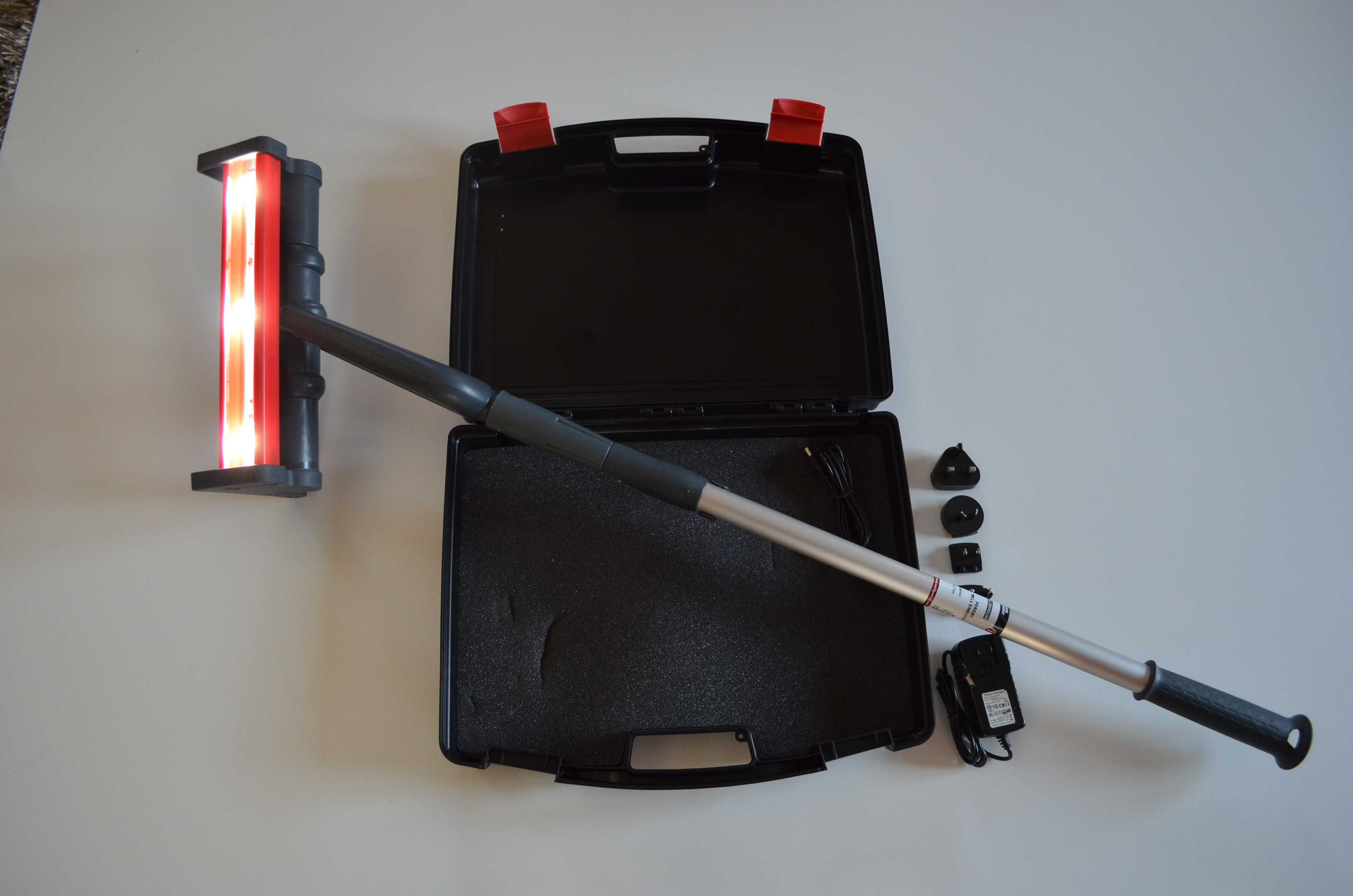 BEZDRÔTOVÁ NASVETĽOVACIA LAMPA S TELESKOPICKOU TYČOU 2x1,5m