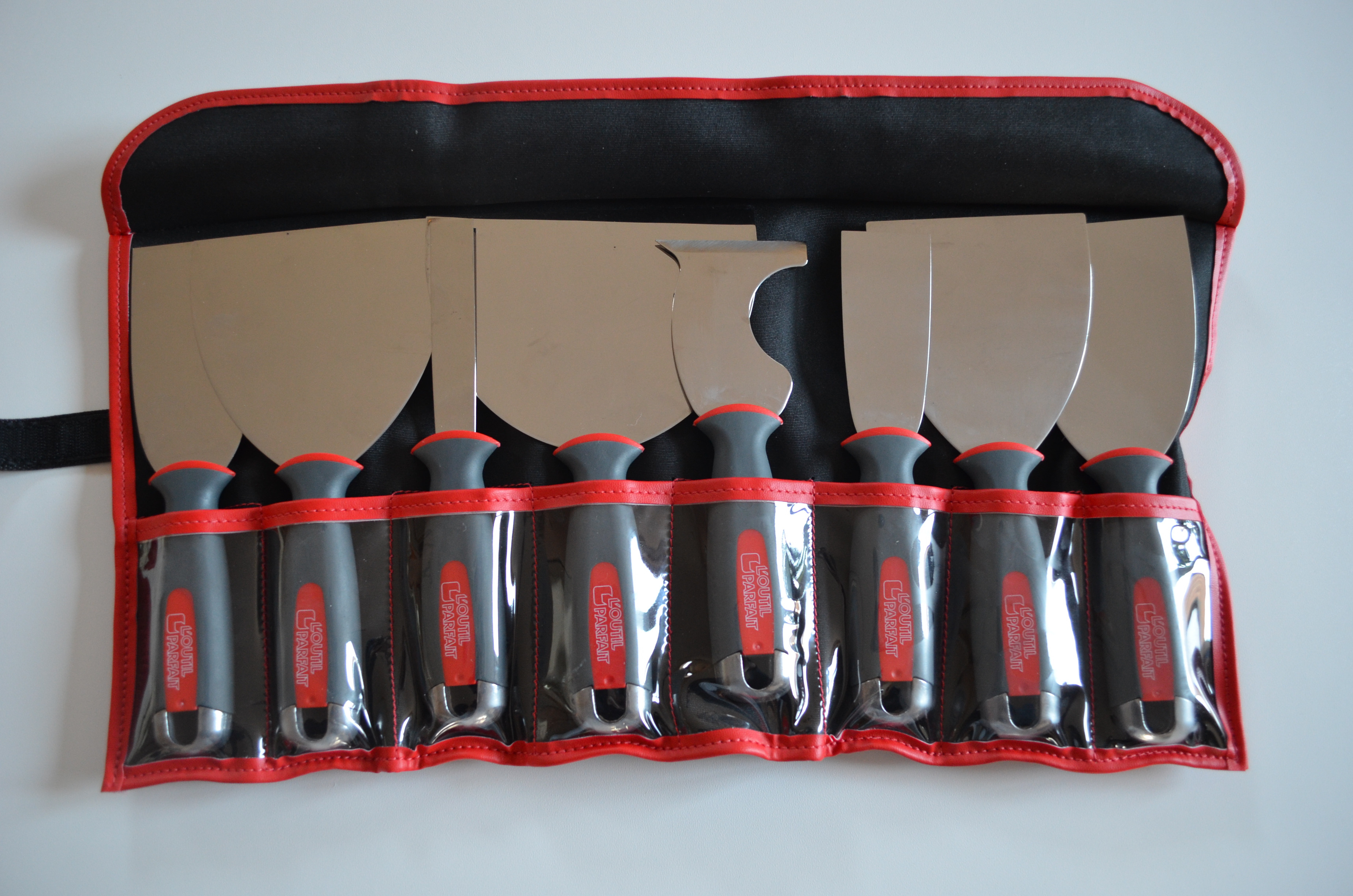 SADA SIEDMYCH MALIARSKYCH ŠPACHTLÍ + VIACÚČELOVÁ STIERKA