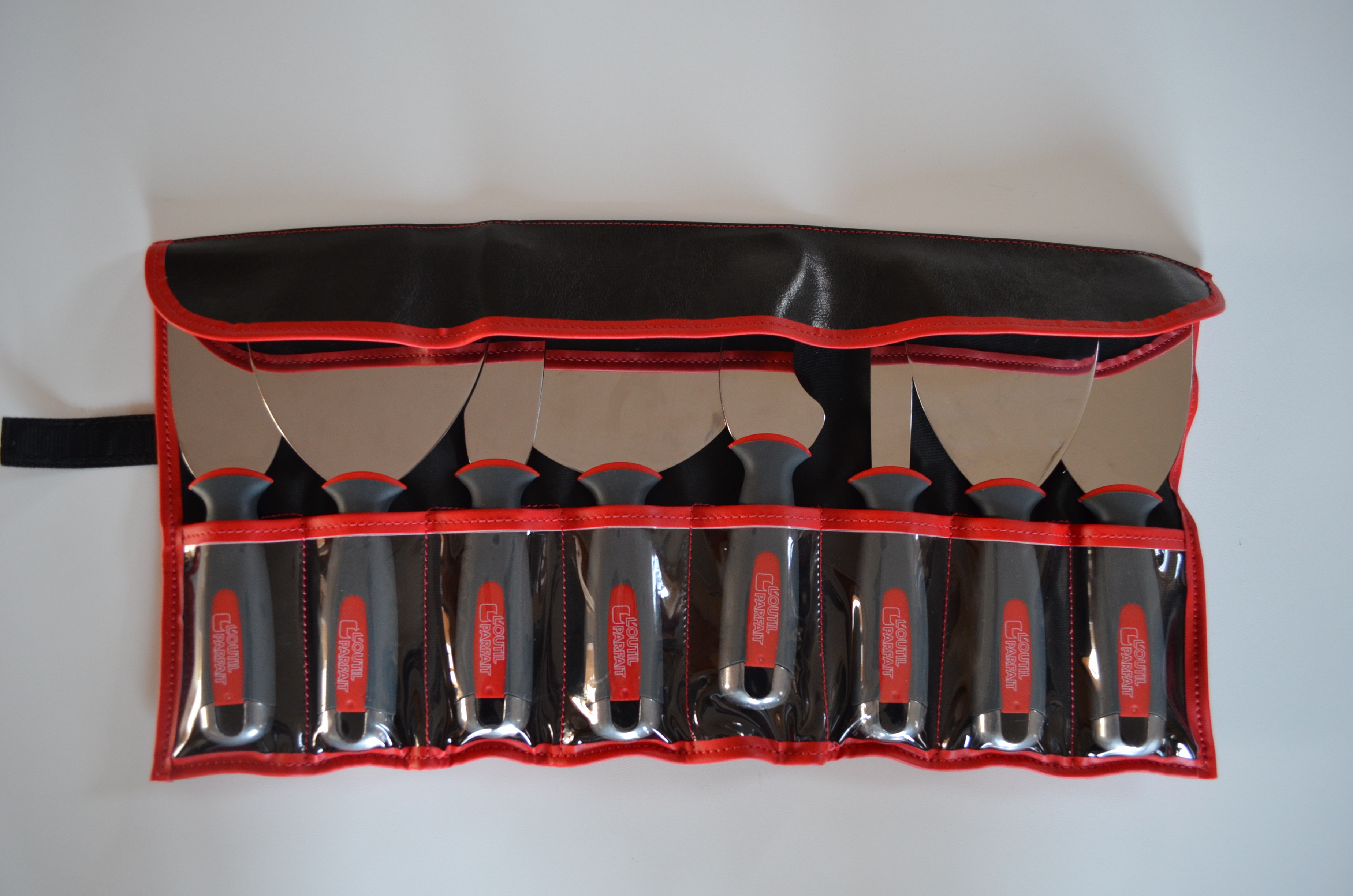 SADA SIEDMYCH MALIARSKYCH ŠPACHTLÍ + VIACÚČELOVÁ STIERKA