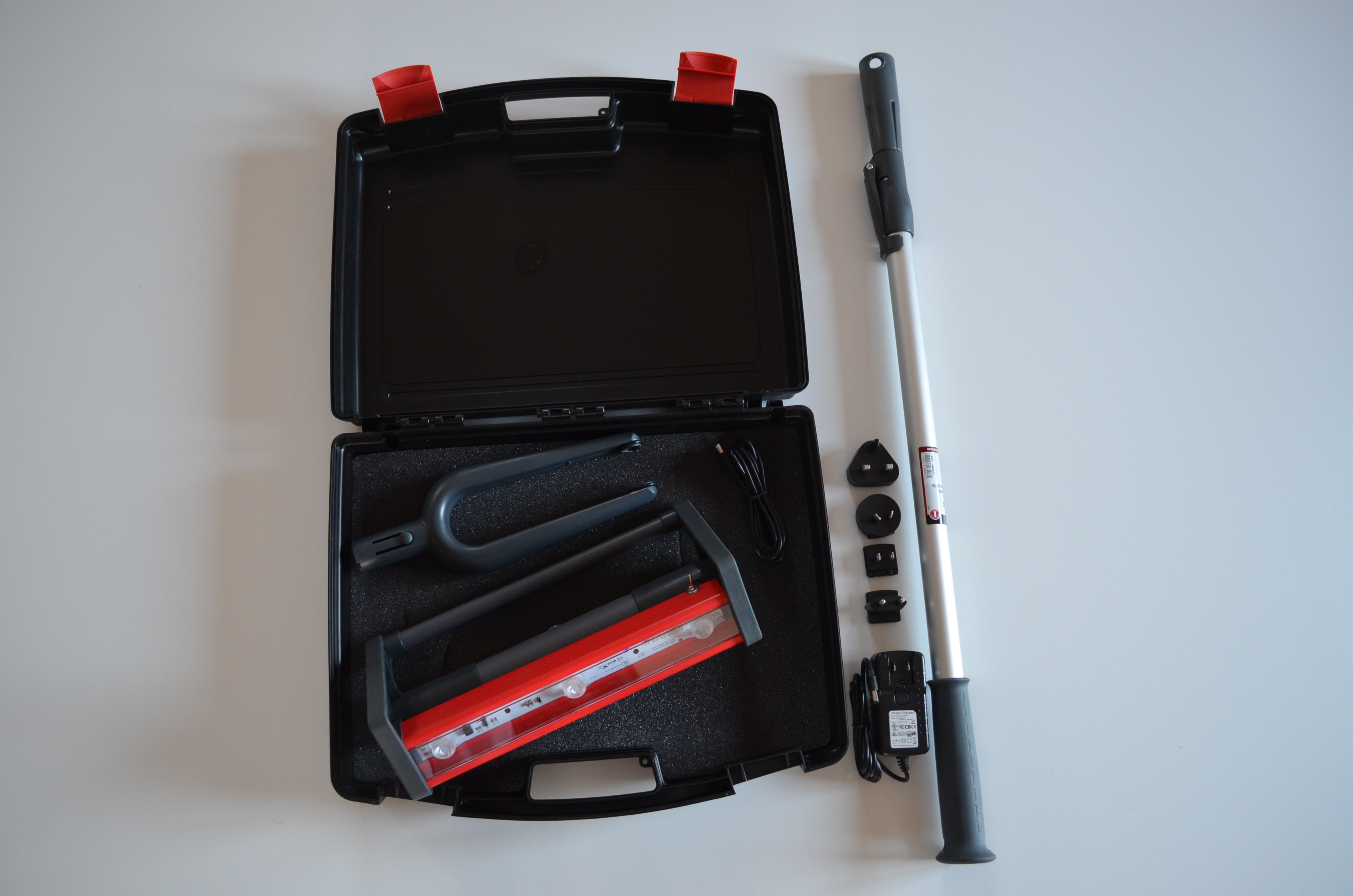 BEZDRÔTOVÁ NASVETĽOVACIA LAMPA S TELESKOPICKOU TYČOU 2x1,5m